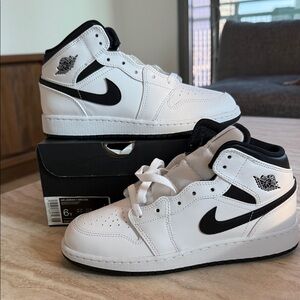Nike Air Jordan mid size 6Y